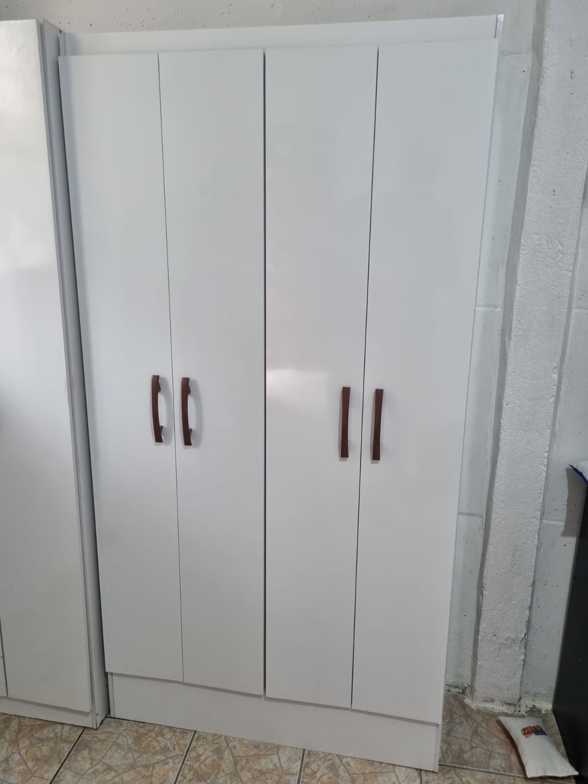 Roupeiro branco de 4 portas