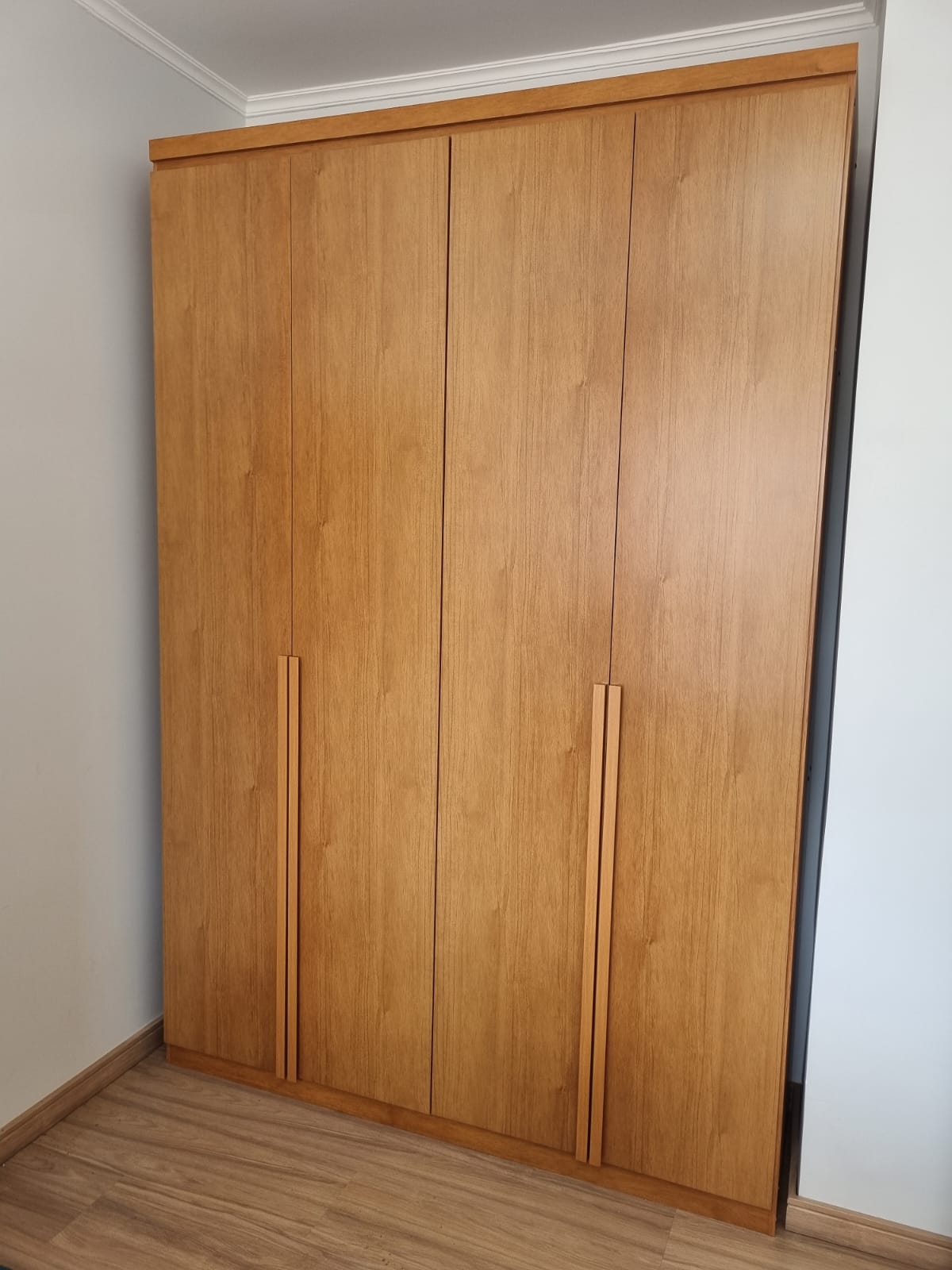 Guarda-roupa de madeira com 4 portas