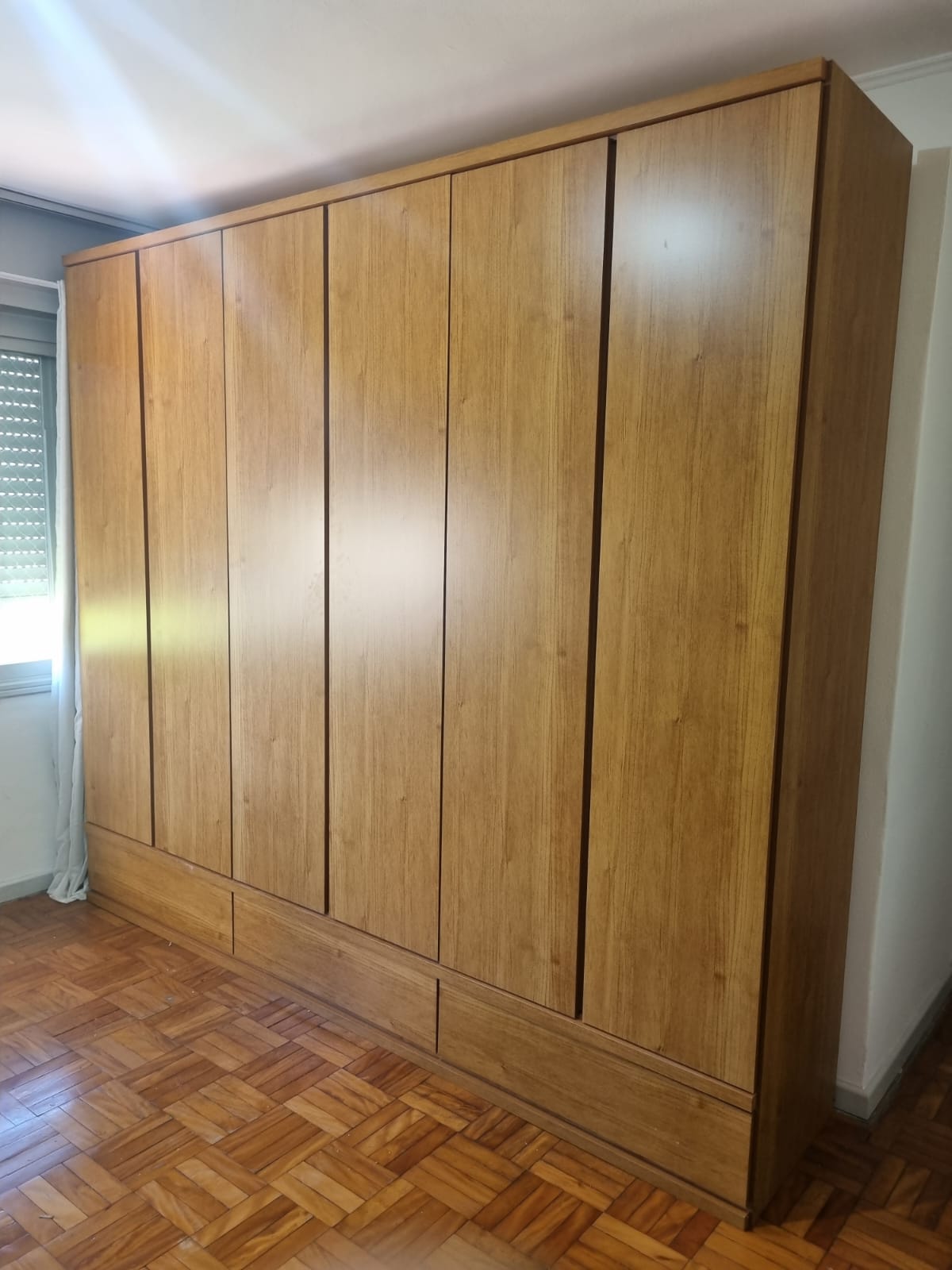 Guarda-roupa de madeira com 6 portas